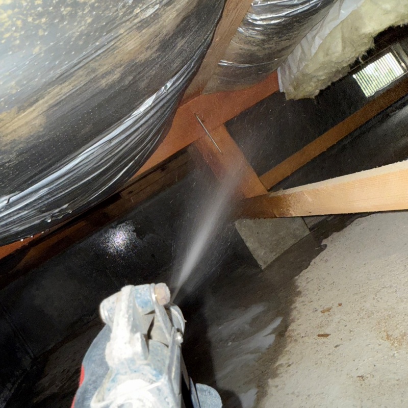 床下木材に防蟻剤を散布