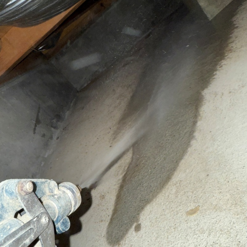 地面に防蟻剤を吹き付ける様子