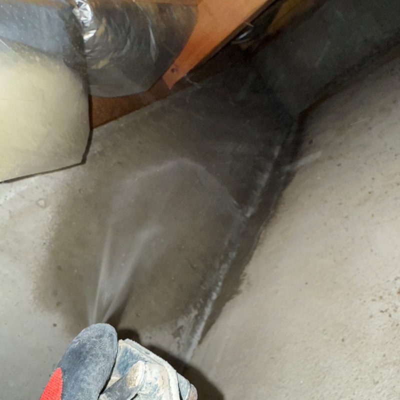 基礎に防蟻剤を散布