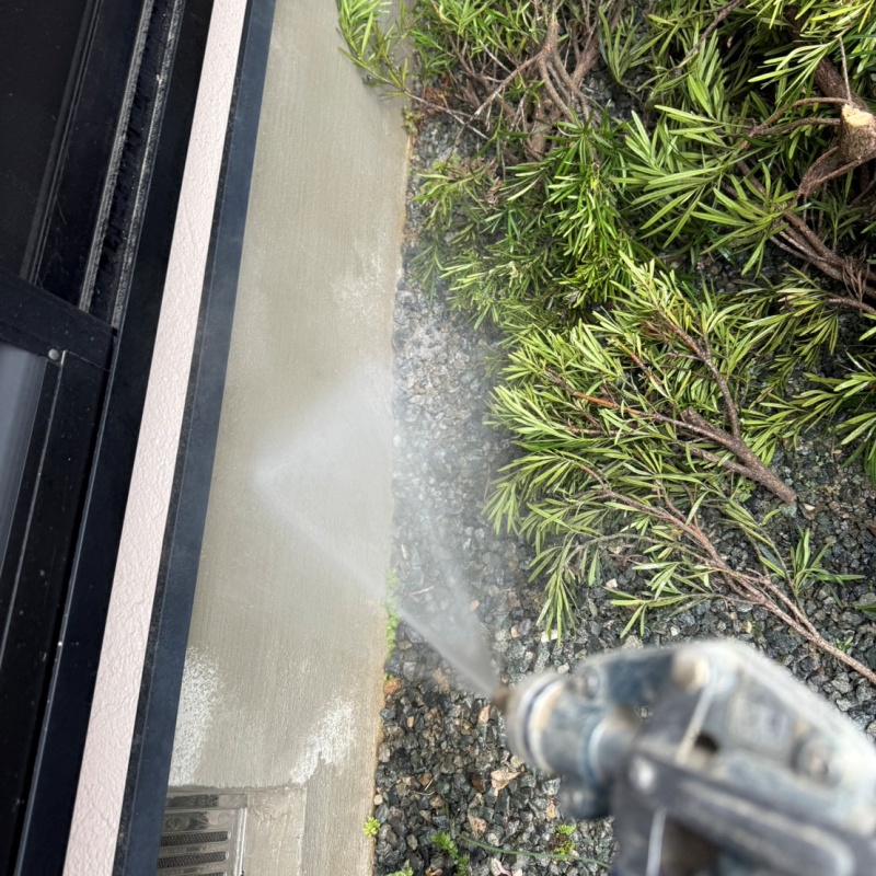 基礎まわりに防蟻剤を散布