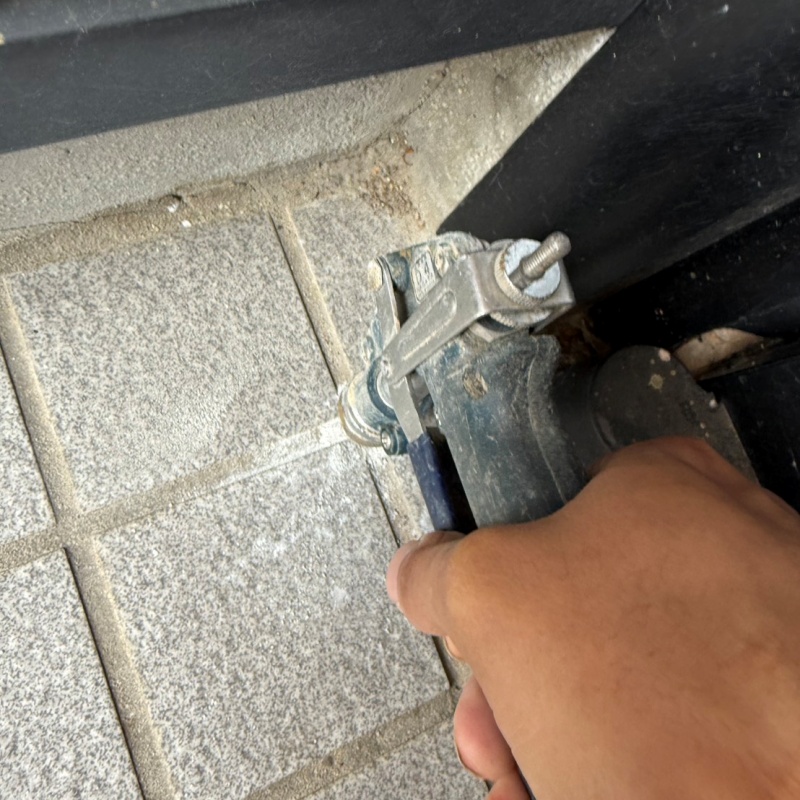 玄関床に穴を開けて防蟻剤を注入