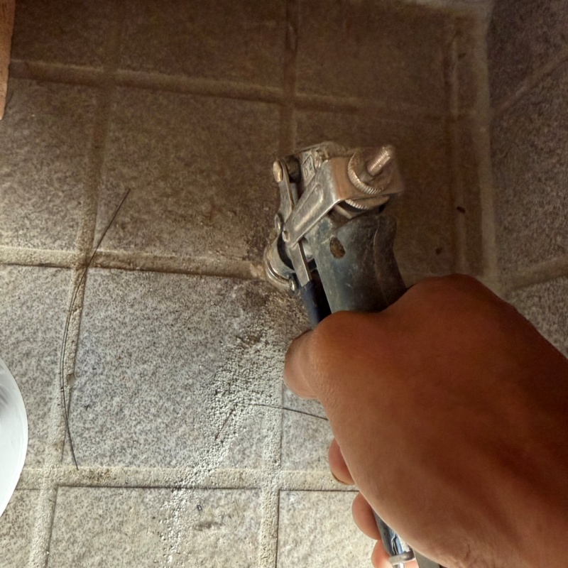 玄関床の目地から防蟻剤を注入