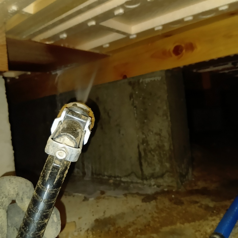 床下断熱材にシロアリ駆除剤を散布