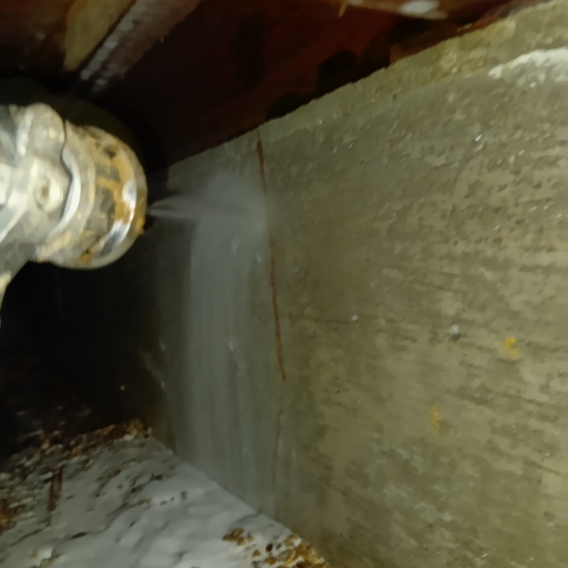 基礎にシロアリ駆除剤を散布