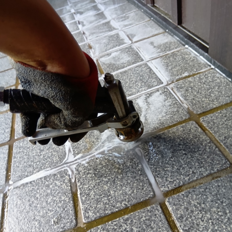 玄関床に穴を開けてシロアリ駆除剤を注入