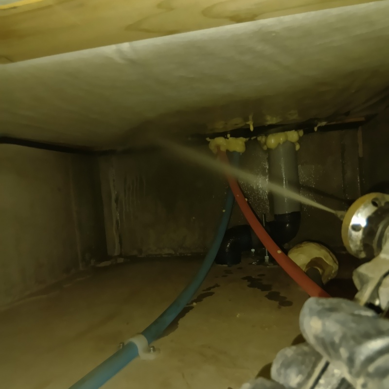 床下木材に防蟻剤を散布