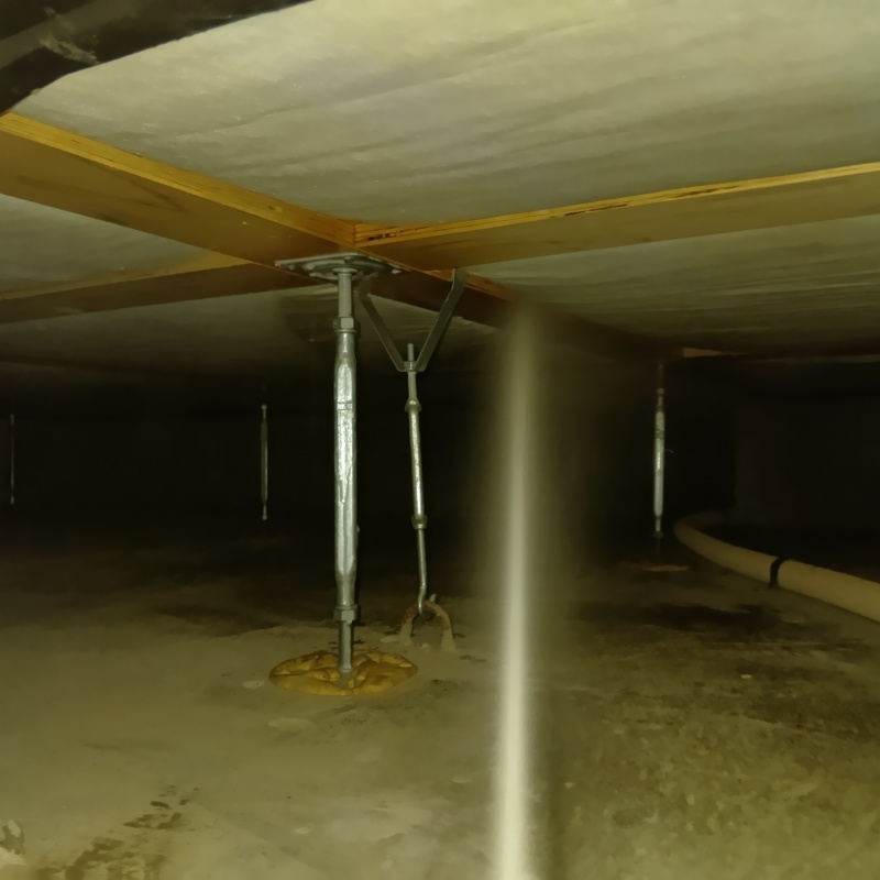 床下断熱材に防蟻剤シロアリ駆除剤を吹き付ける様子