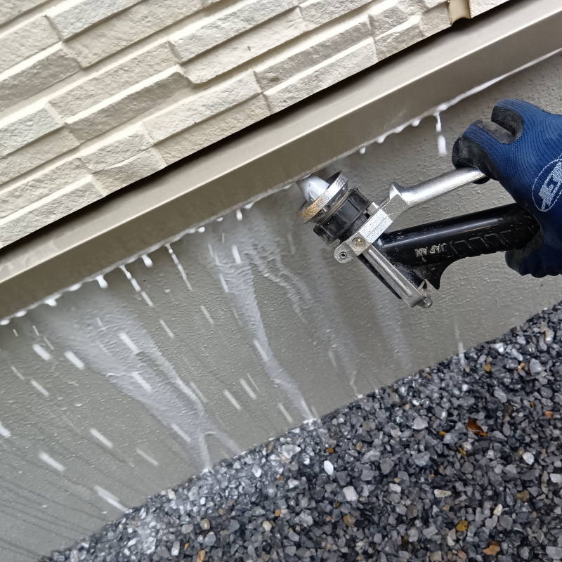 基礎まわりに防蟻剤シロアリ駆除剤を吹き付ける様子