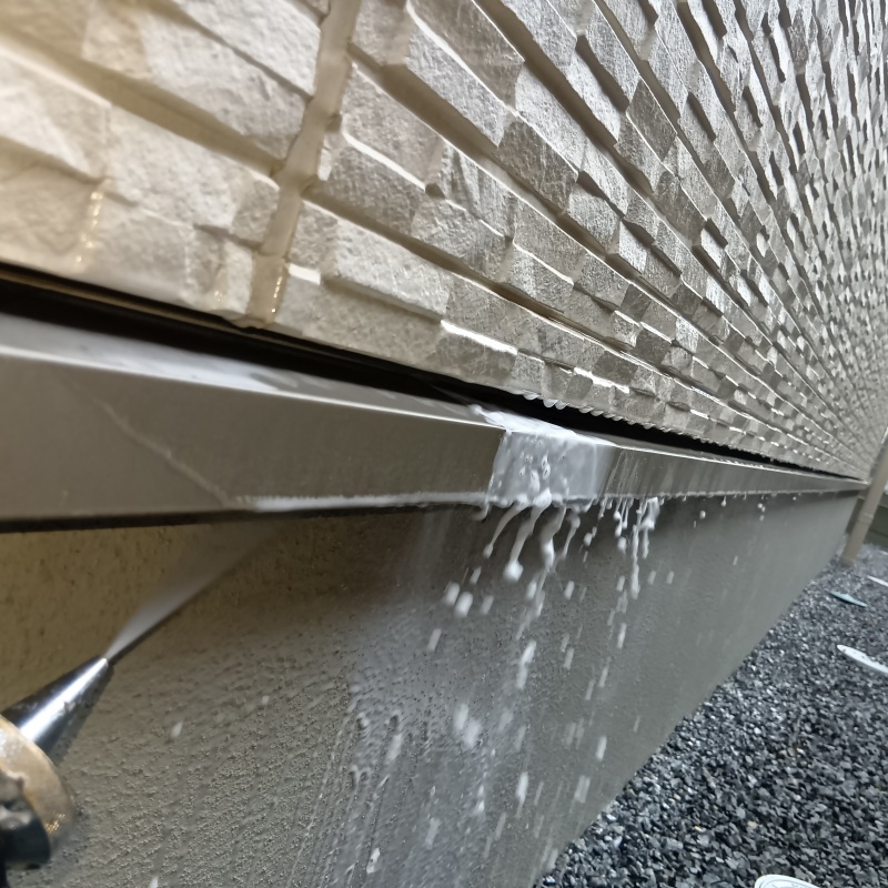 基礎まわりに防蟻剤を散布