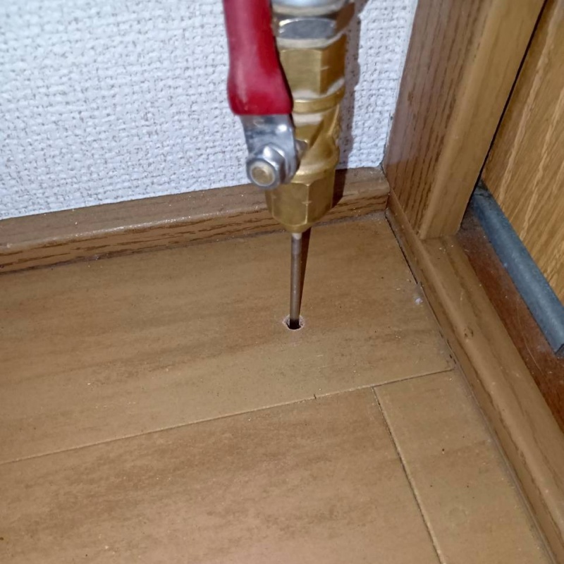 フローリングに穴を開けてシロアリ駆除剤を注入