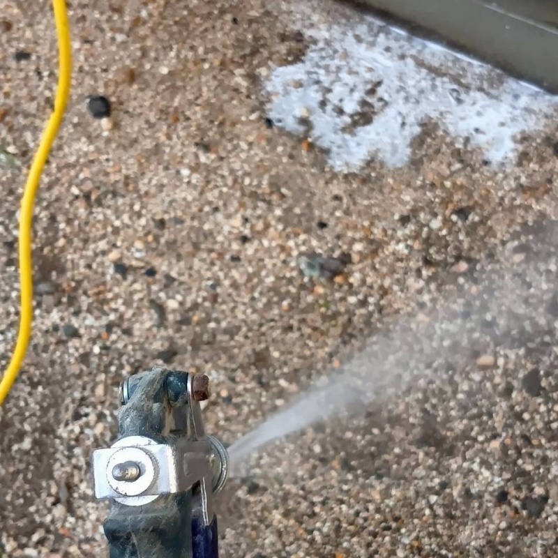 建物外周の土壌にシロアリ駆除剤を散布