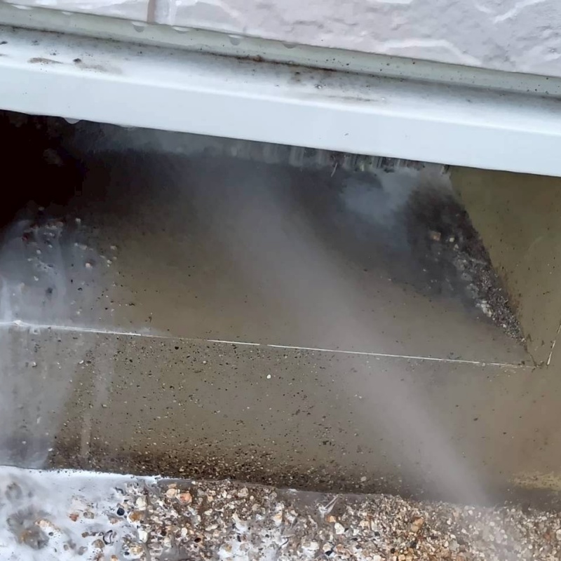 床下換気口まわりの基礎にシロアリ駆除剤を散布