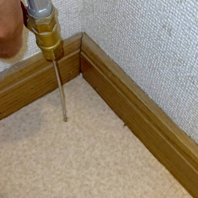 室内床に穴を開けてシロアリ駆除剤を注入