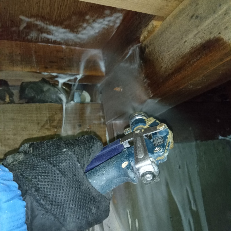 床下木材にシロアリ駆除剤を散布