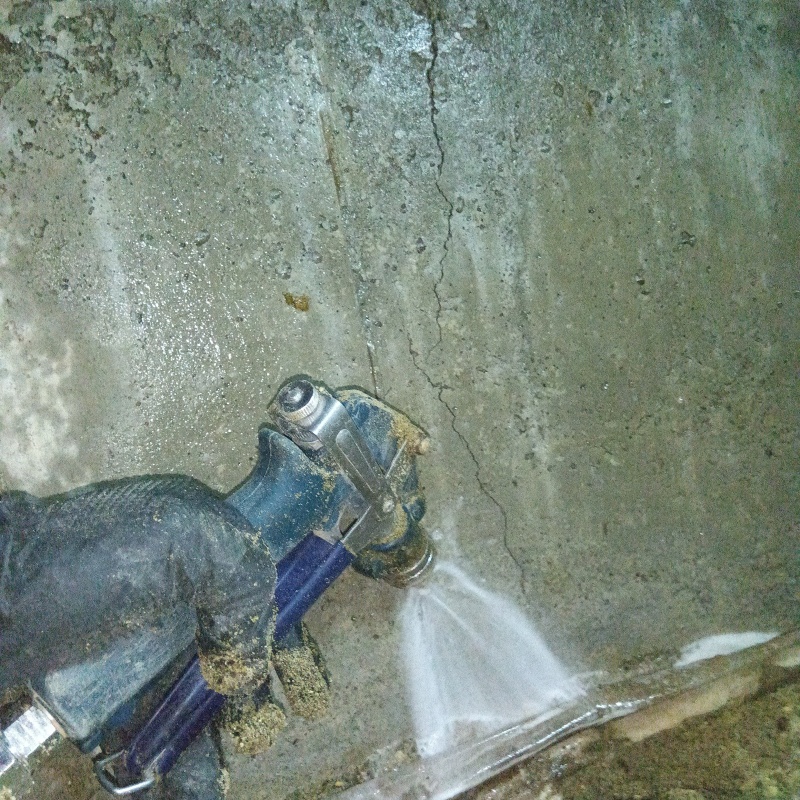 地面・基礎にシロアリ駆除剤を吹き付けている様子