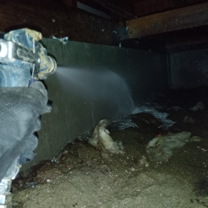 地面・基礎にシロアリ駆除剤を散布