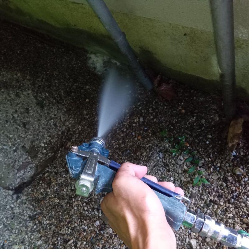 建物外周の土壌にシロアリ駆除剤を散布