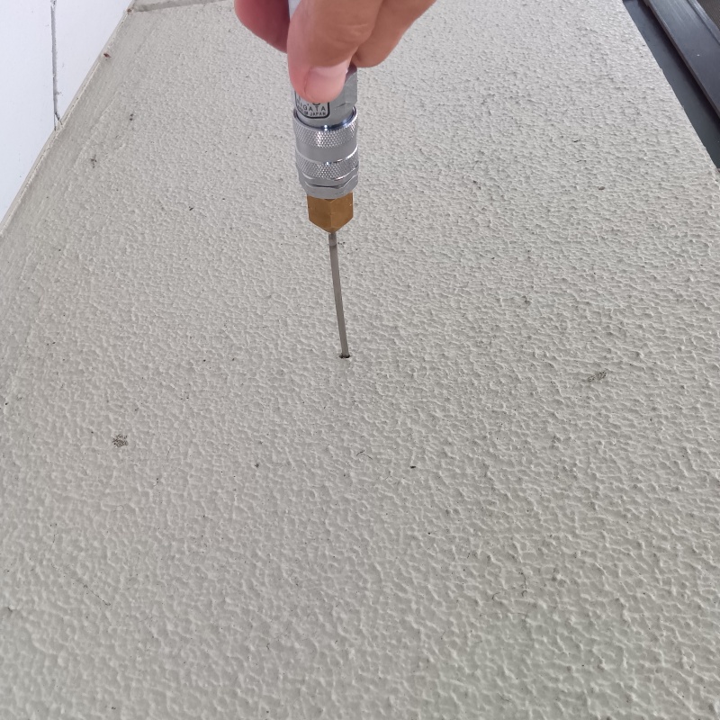 コンクリートに穴を開けてシロアリ駆除剤を注入