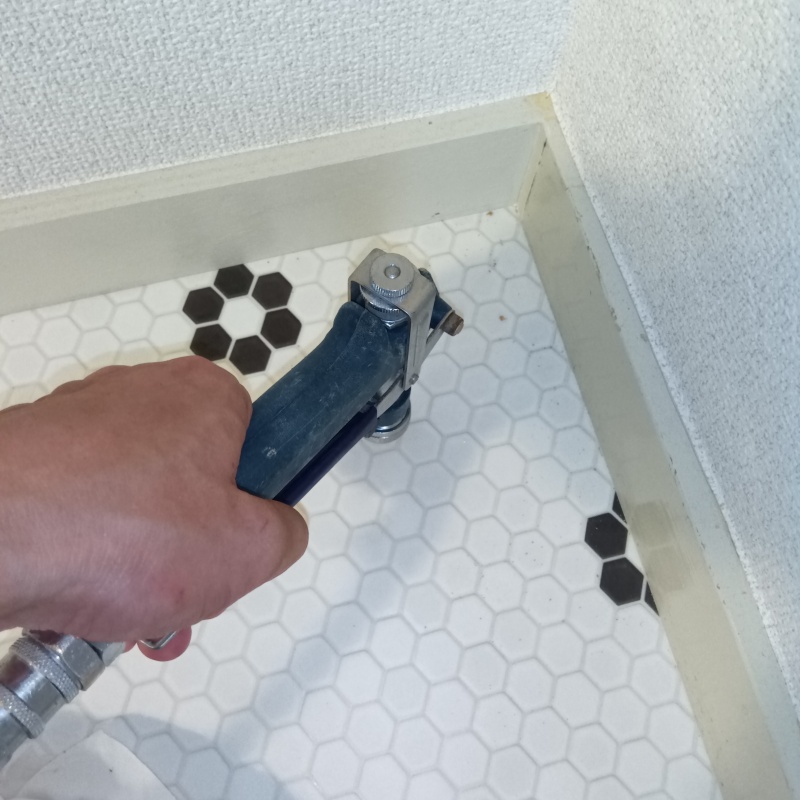 トイレ床にシロアリ駆除剤を注入