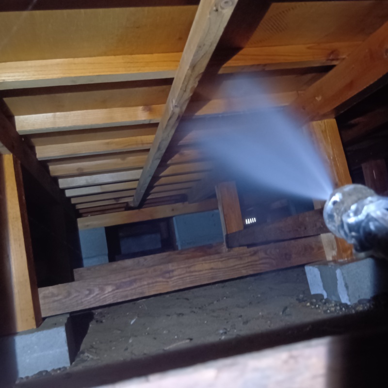 床下木材にシロアリ駆除剤を散布