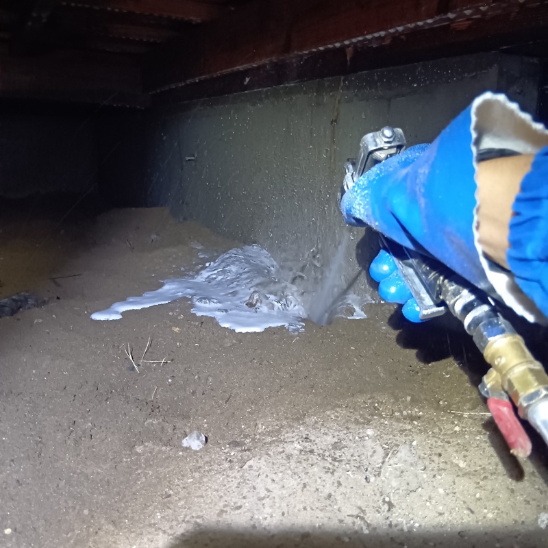 地面・基礎にシロアリ駆除剤を散布