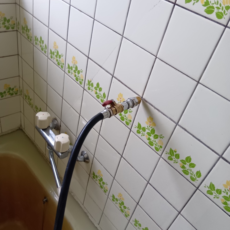 浴室壁にシロアリ駆除剤を注入する様子