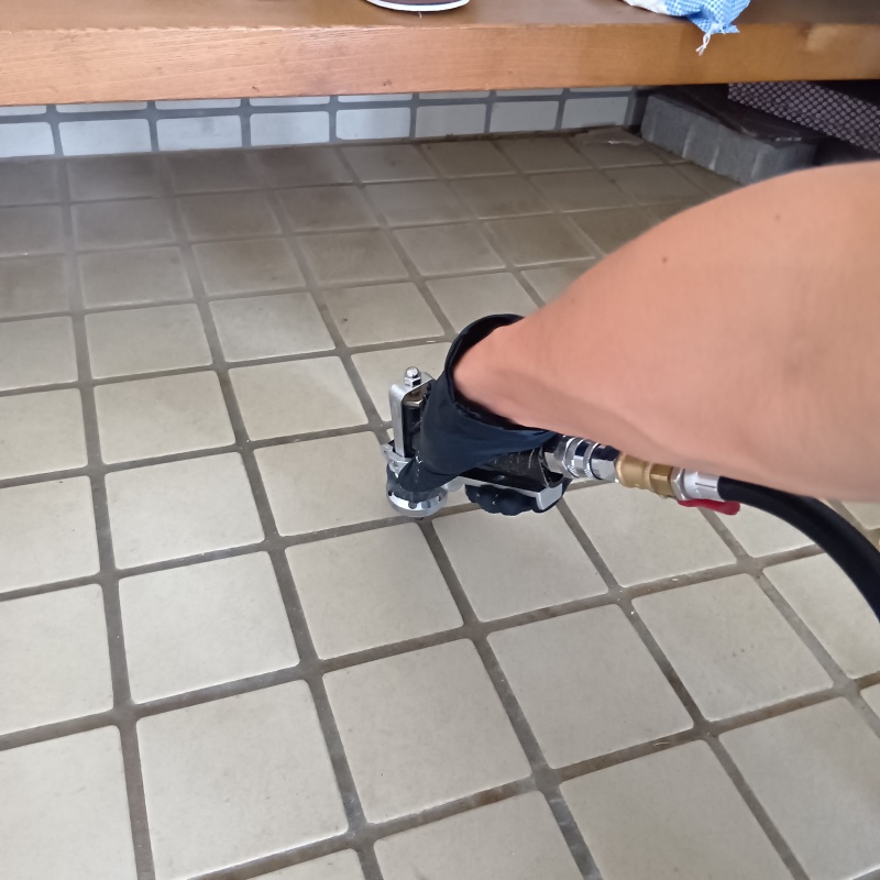 玄関床に穴を開けてシロアリ駆除剤を注入