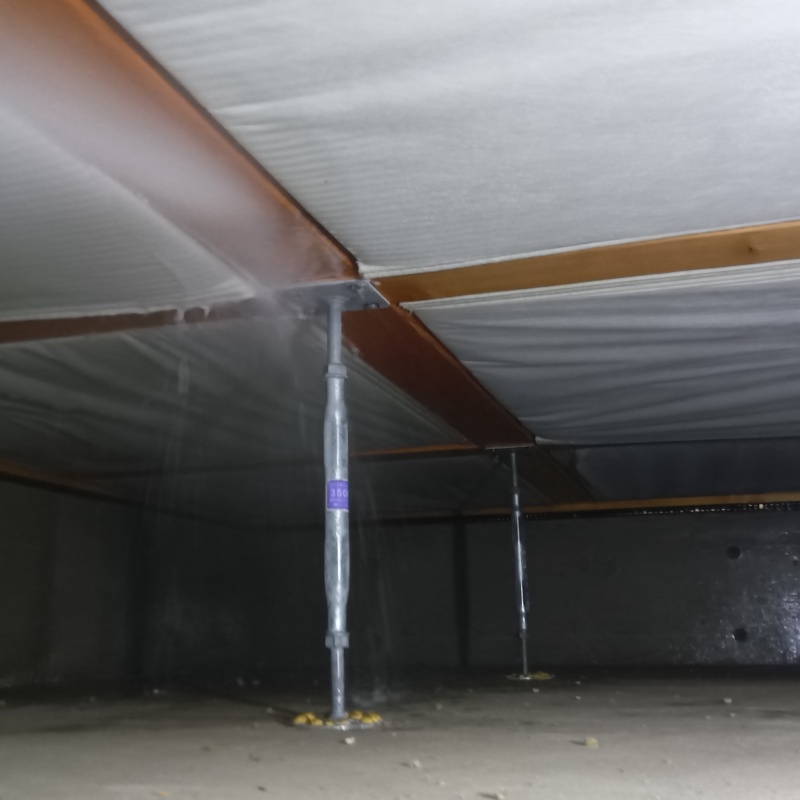 床下木材に防蟻剤を散布