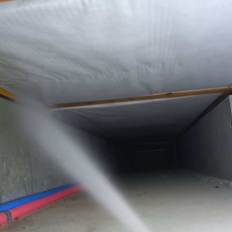 基礎に防蟻剤を吹き付ける様子