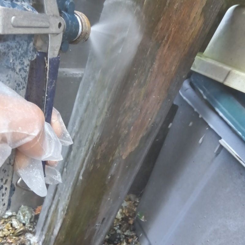 傷んだ木材にシロアリ駆除剤を散布