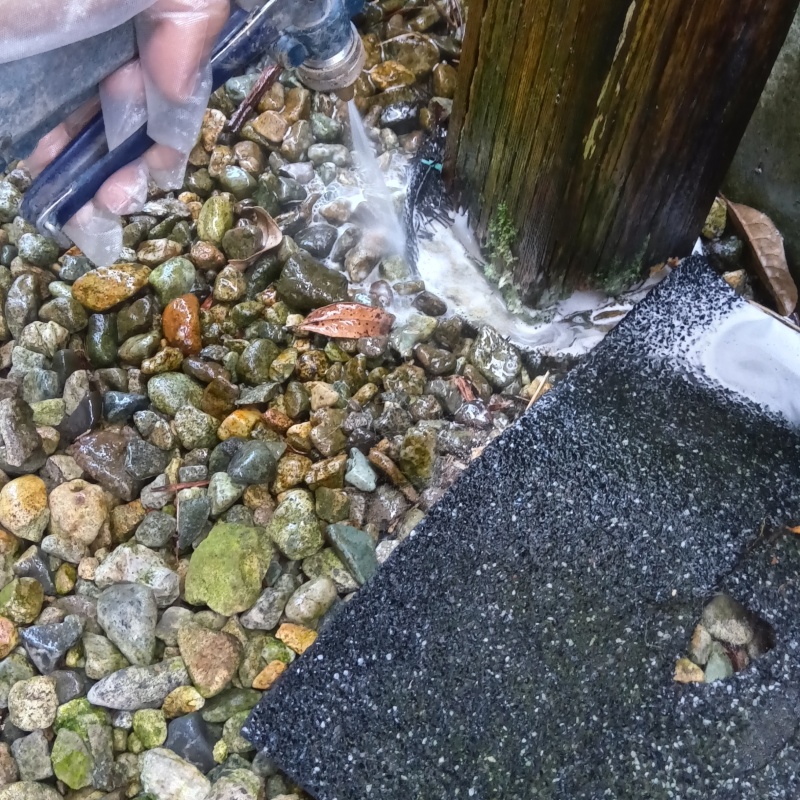 建物外周の土壌にシロアリ駆除剤を散布