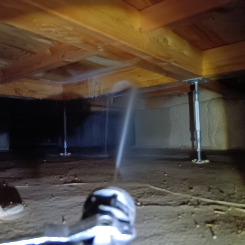 床下木材に防蟻剤を散布