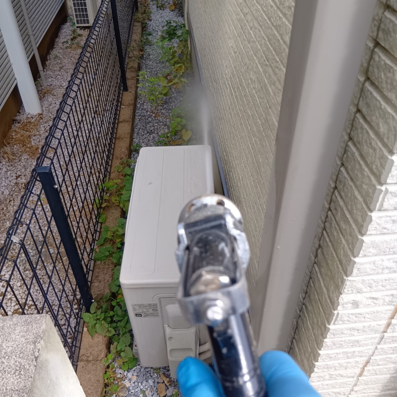 建物外周の土壌に防蟻剤を散布