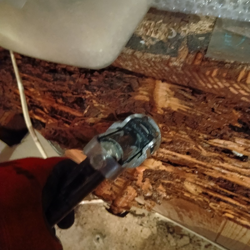 傷んだ木材に穴を開けてシロアリ駆除剤を注入