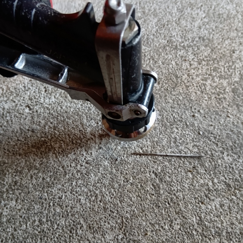 コンクリートに穴を開けてシロアリ駆除剤を注入