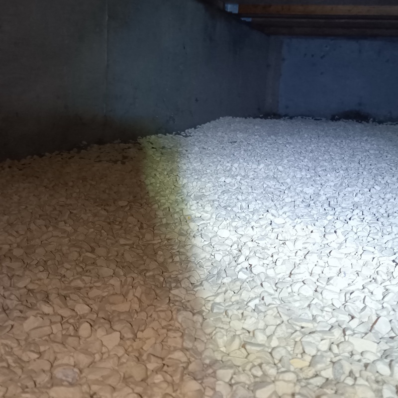 床下に調湿剤を敷いている様子