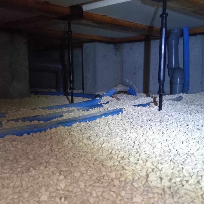 調湿剤で床下の環境を整えている様子