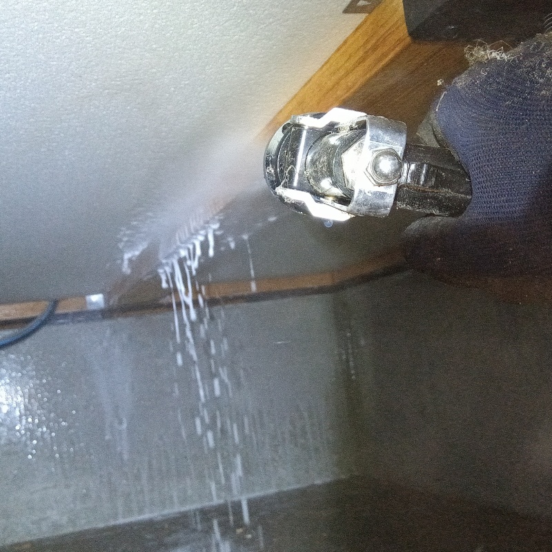 床下木材に防蟻剤を散布