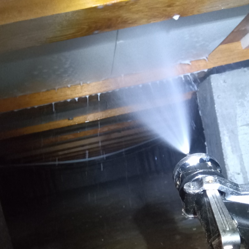 床下断熱材に防蟻剤を散布