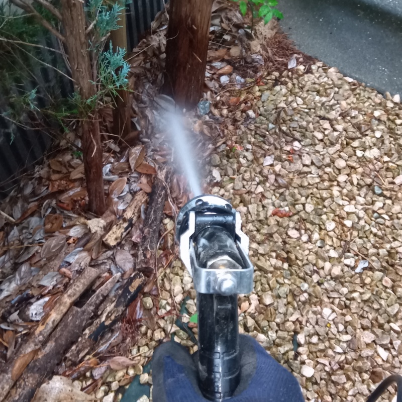 建物外周の土壌に防蟻剤を散布