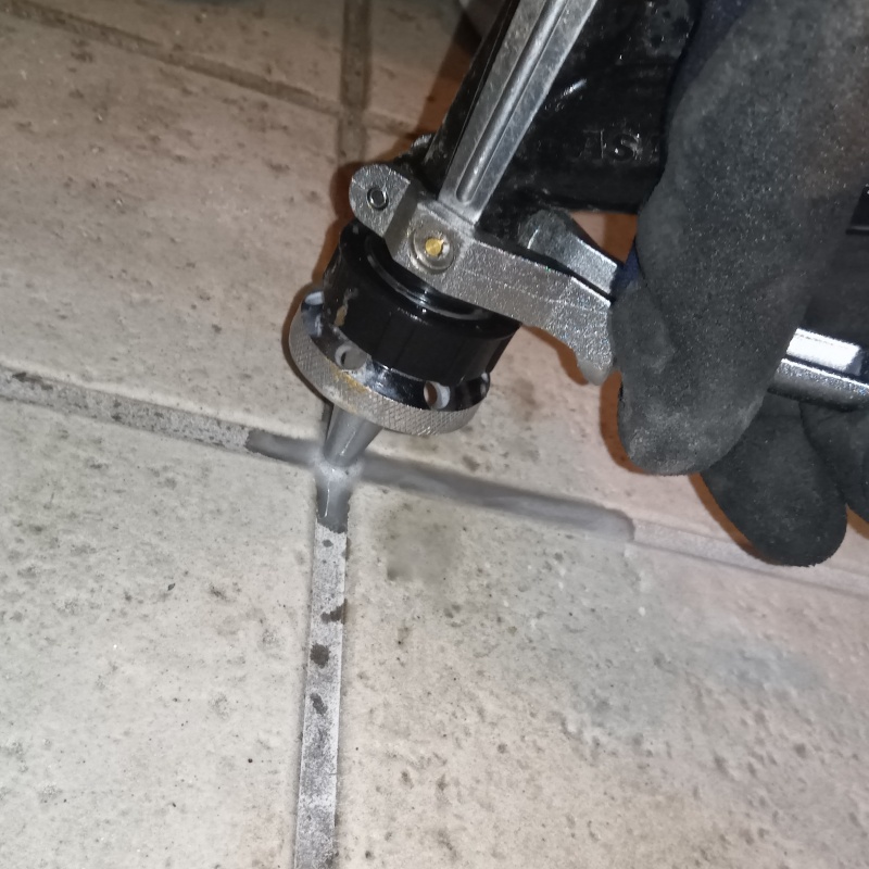 玄関床に穴を開けて防蟻剤を注入