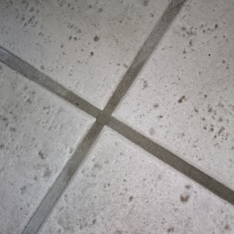 開けた穴をきれいに補修