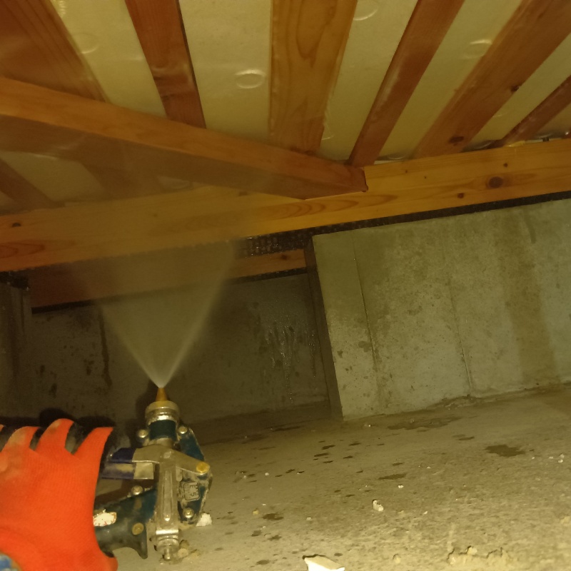 床下木材にシロアリ駆除剤を散布