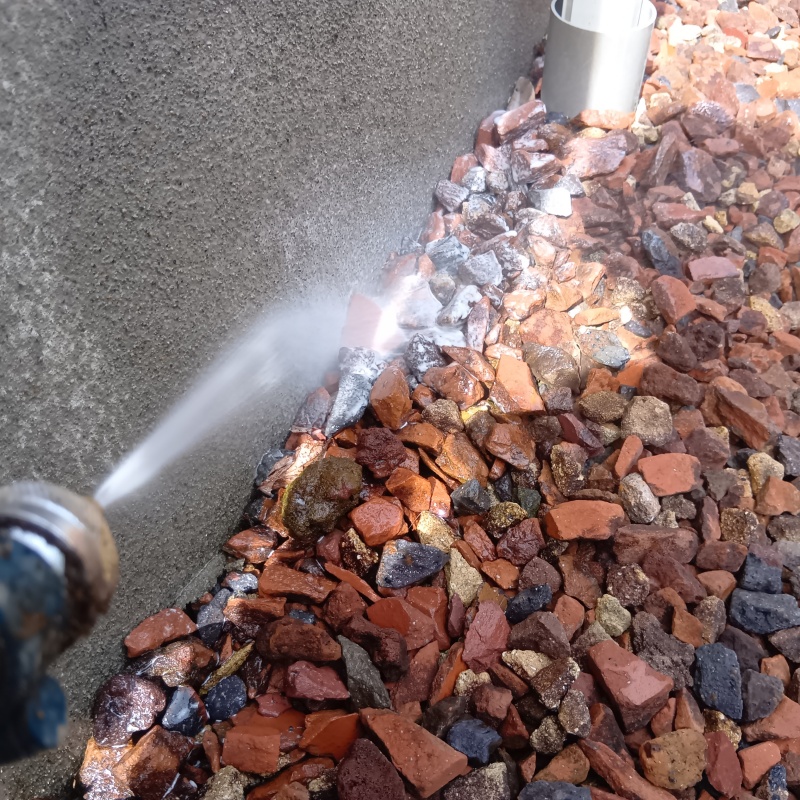 建物外周の土壌にシロアリ駆除剤を散布