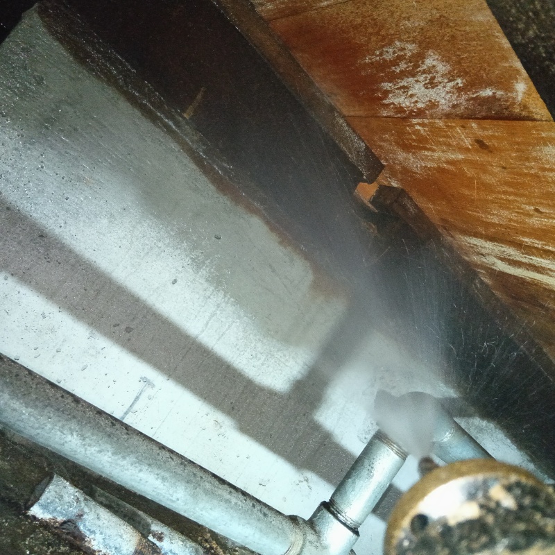 基礎にシロアリ駆除剤を吹き付ける様子