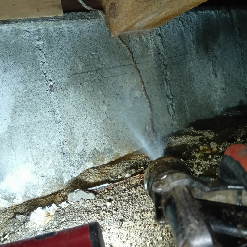 地面にシロアリ駆除剤を散布