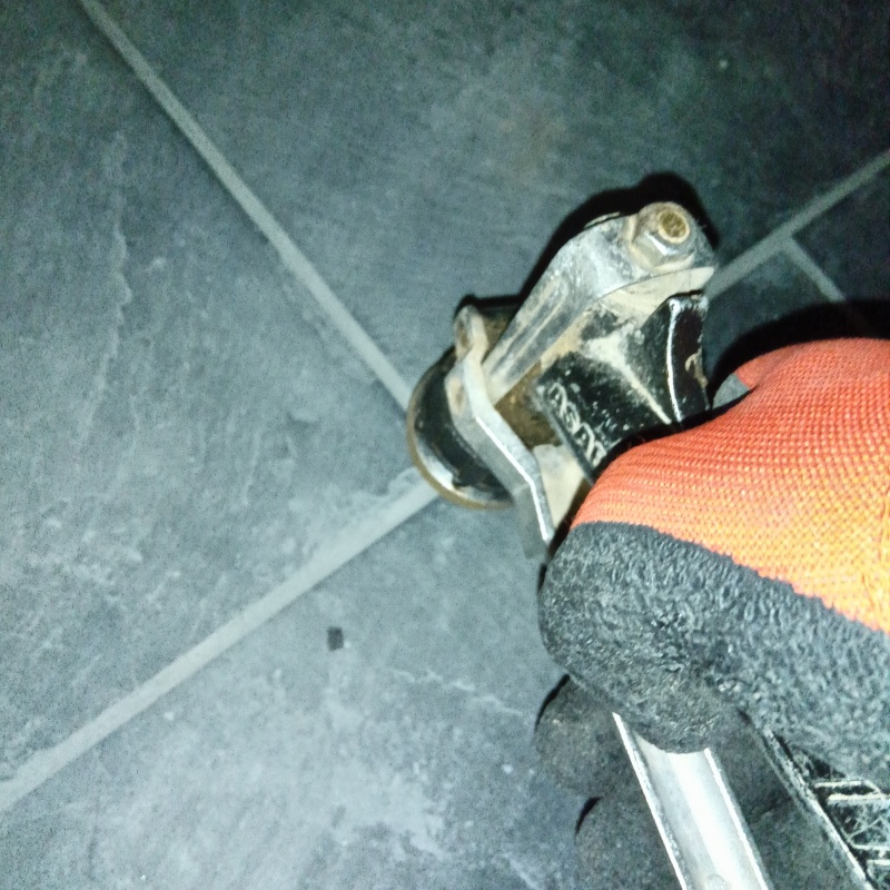 玄関床に穴を開けてシロアリ駆除剤を注入