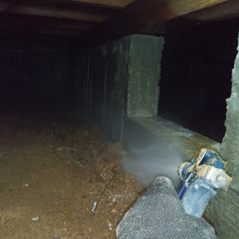 床下の地面にシロアリ駆除剤を散布