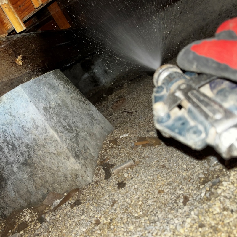 床下の木材にシロアリ駆除剤を散布