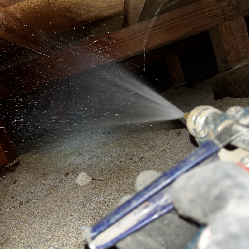 床下の木材にシロアリ駆除剤を散布